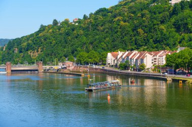 Heidelberg, Almanya - 21 Haziran 2025: Heidelberg, Almanya 'da Neckar Nehri' nin pitoresk manzarası.