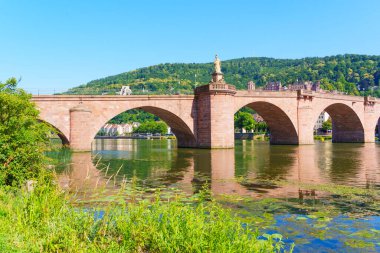 Heidelberg, Almanya - 21 Haziran 2025: Heidelberg, Almanya 'daki Eski Köprü' nün açık mavi gökyüzü altında uzanan geniş açılı görüntüsü.