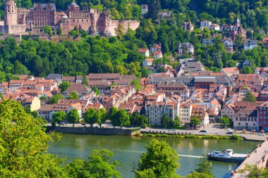 Heidelberg, Almanya - 21 Haziran 2025: Heidelberg Şatosu, Neckar Nehri ve şehir manzarası aydınlık gün ışığı altında sergileniyor.