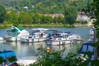 Heidelberg, Almanya - 21 Haziran 2025: Almanya 'nın Heidelberg kentindeki Neckar Nehri boyunca birçok tekne demirlemiştir..