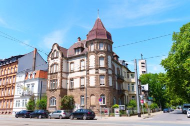 Heidelberg, Almanya - 21 Haziran 2025: Heidelberg, Almanya 'da iyi korunmuş tarihi bina, gün ışığında yakalandı, açık mavi gökyüzüne karşı mimari detaylarını gözler önüne serdi.