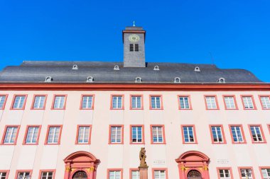 Heidelberg, Almanya - 21 Haziran 2025: Açık mavi gökyüzü altında bir saat kulesi ve canlı renklerin yer aldığı Heidelberg, Almanya 'daki bir müze binasının cephesi.