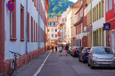 Heidelberg, Almanya - 21 Haziran 2025: Heidelberg, Almanya 'da Vibrant Caddesi, güpegündüz tarihi binalar ve yayalar sergileniyor.