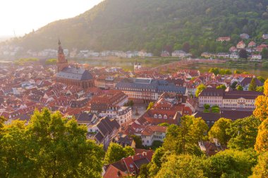 Heidelberg 'in detaylı hava görüntüsü tarihi mimariyi ve gün batımında nehri gösteriyor..