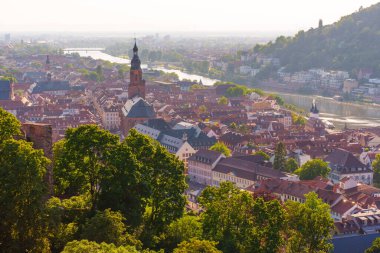 Heidelberg, Almanya 'nın panoramik manzarası, tarihi binaların ve nehrin günbatımında sergilenmesi.