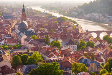Heidelberg, Almanya 'nın panoramik hava görüntüleri, tarihsel mimarisini ve yumuşak altın ışık altında Neckar Nehri' ni gözler önüne seriyor..