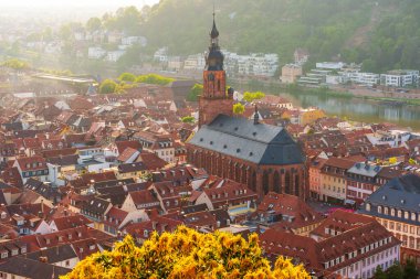 Heidelberg 'in hava manzarası Pazar Meydanı, tarihi binalar ve gün doğumunda Neckar Nehri' ni gösteriyor..