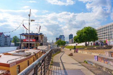 Berlin, Almanya - 30 Mayıs 2025 Berlin 'deki Spree Nehri' nde yüzen bir pansiyonu gösteren canlı bir sahne..