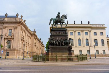 Berlin, Almanya - 1 Haziran 2025 Berlin 'de tarihi binalarla çevrili Büyük Frederick' in Binicilik Heykeli. Ayrıntılar arasında bronz heykel, dekoratif mimari ve şehir atmosferi yer alıyor..
