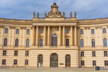 Berlin, Almanya - 1 Haziran 2025: Berlin Humboldt Üniversitesi 'nin klasik mimari, dekoratif heykeller ve geniş girişli büyük cephesi. Gün ışığında yakalandılar..
