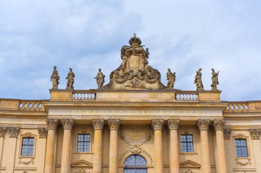 Berlin, Almanya - 1 Haziran 2025: Berlin Humboldt Üniversitesi 'nin heykel ve sütunlarıyla süslenmiş, yumuşak, dağınık ışık altında yakalanmış, tarihsel bir ihtişam hissi uyandıran,.