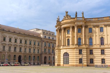 Berlin, Almanya - 1 Haziran 2025: Berlin 'deki Humboldt Üniversitesi, klasik mimari, karmaşık detaylar ve açık mavi bir gökyüzü içermektedir. Enerjik bir atmosfer eğitimin özünü yakalar..