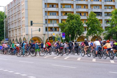 Berlin, Almanya - 1 Haziran 2025: Berlin 'de güneşli bir günde canlı bir bisiklet mitingine katılan bisikletçi kalabalığı, arka planda çeşitli katılımcılar ve şehir mimarisi sergiliyor.