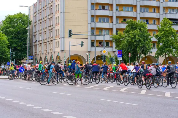 Berlin, Almanya - 1 Haziran 2025: Berlin 'deki bir trafik ışığında canlı şehir yaşamı ve çevre dostu taşımacılık sergileyen bir grup bisikletçi.