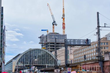Berlin, Almanya - 1 Haziran 2025: Turnaların ve gelişmekte olan çağdaş binaların yer aldığı Berlin 'deki inşaat sahası, kentsel etkinlik ve mimari ilerlemenin bir karışımını sergiliyor.