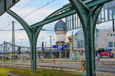 Darmstadt, Almanya - 16 Haziran 2025: Tarihi saat kulesinin mimari harmanı ve Darmstadt tren istasyonundaki çağdaş yapılar, demiryolu altyapısı ve kentsel tasarım unsurlarının sergilenmesi.
