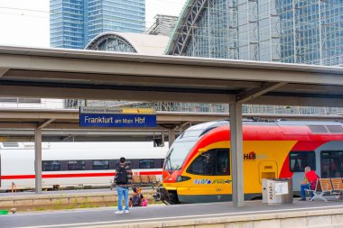 Frankfurt, Almanya - 10 Haziran 2025: Frankfurt Hauptbahnhof 'taki canlı tren istasyonu atmosferi modern trenler, banliyöler ve hareketli bir kentsel ortam.