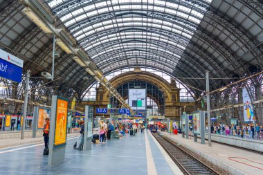 Frankfurt, Almanya - 10 Haziran 2025: Frankfurt Ana Tren İstasyonu içinde geniş bir terminal alanı yüksek tavanlar, modern tasarım ve gün içinde hareketli gezginlerin yer aldığı.