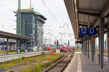 Frankfurt, Almanya - 10 Haziran 2025: Frankfurt 'ta bir sinyal kulesi, çoklu tren rayları ve bulutlu bir gökyüzünün yer aldığı bir şehir tren istasyonu manzarası.