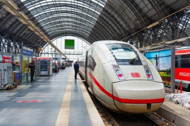 Frankfurt, Almanya - 10 Haziran 2025: Yüksek hızlı tren Frankfurt Hauptbahnhof istasyonuna varır, modern mimari ve gezginler ve sergilerle dolu hareketli bir platforma sahiptir..
