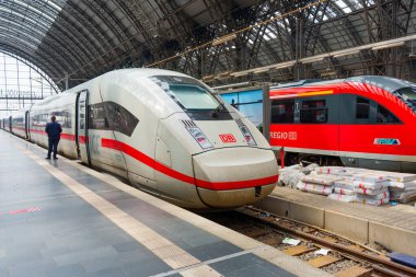 Frankfurt, Almanya - 10 Haziran 2025: Frankfurt Hauptbahnhof 'a park etmiş lüks trenler, modern tasarım ve büyük bir ulaşım merkezinin hareketli atmosferini gözler önüne seriyor.