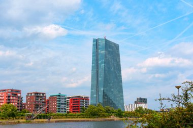 Frankfurt, Almanya - 10 Haziran 2025: Avrupa Merkez Bankası 'nın gökyüzü manzaralı ve ön planda su ve binalar bulunan yüksek yapısı.