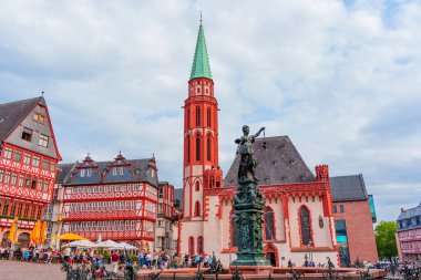 Frankfurt, Almanya - 10 Haziran 2025: Rmer binasının mimari kemeri Rmerberg Meydanı 'nda çiçeklerle süslenmiş, tarihi ve modern mimarinin bir karışımını sergiliyor.