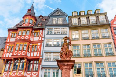 Frankfurt, Almanya - 10 Haziran 2025: Frankfurt, Almanya 'da modern yapılarla çevrili tarihi Brovilla Weissfrauenhof binasının mimari görünümü