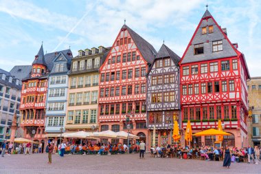 Frankfurt, Almanya - 10 Haziran 2025: Frankfurt, Almanya 'da modern yapılarla çevrili tarihi Brovilla Weissfrauenhof binasının mimari görünümü