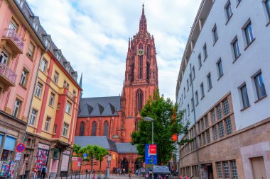 Frankfurt, Almanya - 10 Haziran 2025: Bulutlu bir günde Almanya 'nın Frankfurt kentsel binalarla çevrili Saint Bartholomew görkemli İmparatorluk Katedrali.