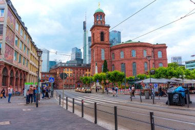 Frankfurt, Almanya - 10 Haziran 2025: Roemer, Frankfurt 'ta tarihi bir bina, yayalar ve araçların yer aldığı kalabalık bir şehir caddesi ortasındaki çağdaş gökdelenlerle çelişiyor..