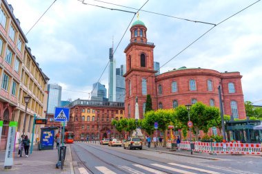 Frankfurt, Almanya - 10 Haziran 2025: Frankfurt 'taki çağdaş gökdelenlerle birleşen St. Paul Kilisesi' nin büyüleyici görüntüsü, tarih ve modernliğin karışımını gözler önüne seriyor..