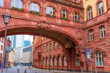 Frankfurt, Almanya - 10 Haziran 2025: Rmer binasının mimari kemeri Rmerberg Meydanı 'nda çiçeklerle süslenmiş, tarihi ve modern mimarinin bir karışımını sergiliyor.