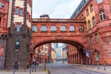 Frankfurt, Almanya - 10 Haziran 2025: Frankfurt 'un Eski Kenti' ndeki tarihi İç Çekiş Köprüsü 'nün mimari detayları, karmaşık taş işçiliği ve tarihi yapıların yer aldığı.