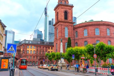 Frankfurt, Almanya - 10 Haziran 2025: Modern gökdelenler ve kentsel unsurlarla çevrili St. Paul Kilisesi 'nin mimari görünümü, tarihi ve çağdaş mimarinin karışımını yakalıyor.