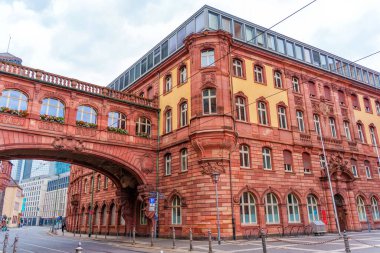 Frankfurt, Almanya - 10 Haziran 2025: İç Çekiş Köprüsü 'nün mimari detayları, Frankfurt' un Eski Kasabası 'ndaki tarihi ve modern stilleri bulutlu bir gökyüzü altında harmanlıyor.