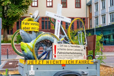 Frankfurt, Almanya - 10 Haziran 2025: Birden fazla bisiklet ve uyarı levhasının yer aldığı canlı kentsel sanat sahnesi Frankfurt, Almanya 'da tarihi mimarinin bir zeminine karşı hazırlanmıştır..