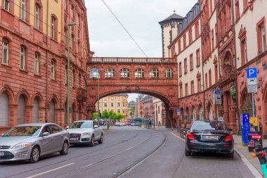 Frankfurt, Almanya - 10 Haziran 2025: Frankfurt 'un Eski Kenti' ndeki kaldırım taşı caddelerin üzerinde tarihi iç çekme köprüsü, bulutlu bir günde zarif bina ve araçların yer aldığı.