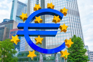 Frankfurt, Almanya - 10 Haziran 2025: Iconic Eurotower heykeli, Almanya 'nın Frankfurt kentinde yer alan Avrupa Birliği' ni temsil eden parlak yıldızlar ve avro işareti.