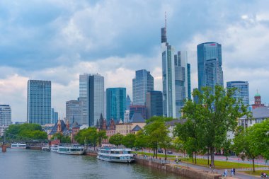 Frankfurt, Almanya - 10 Haziran 2025: Frankfurt 'un Commerzbank Kulesi ve 4. Cadde projesiyle ikonik gökyüzü altında çağdaş mimari sergilenmektedir..