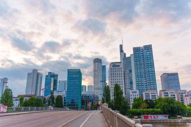 Berlin, Almanya - 17 Ağustos 2025: Çağdaş Paul-Lbe-Haus 'un önünde fıskiyeler ve yeşil alanlar yer alıyor