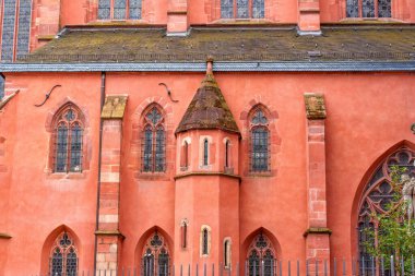 Saint Bartholomew İmparatorluk Katedrali 'nin pembe cephesinin mimari ayrıntıları, Frankfurt, Almanya' da karmaşık pencereler ve taş işçiliğinin yer aldığı.