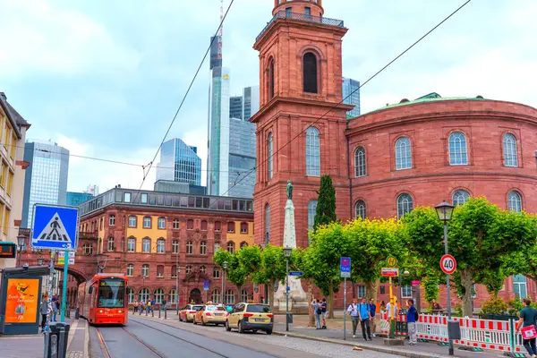 Frankfurt, Almanya - 10 Haziran 2025: Modern gökdelenler ve kentsel unsurlarla çevrili St. Paul Kilisesi 'nin mimari görünümü, tarihi ve çağdaş mimarinin karışımını yakalıyor.