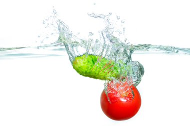 Salatalık ve domatesin berrak suya girmesiyle oluşan canlı sıçrama sağlıklı maddelerin tazeliğini ve canlılığını yakalıyor..