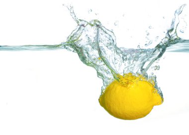 Limon meyvesi kristal berrak suya sıçrar, dinamik kabarcıklar ve dalgalanmalar yaratır, parlak bir ortamda tazelik ve canlılık yakalar..