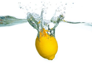 Parlak sarı limon kristal berrak suya sıçrıyor, yüksek kontrastlı bir ortamda dinamik hareket ve kabarcıklar oluşturuyor..