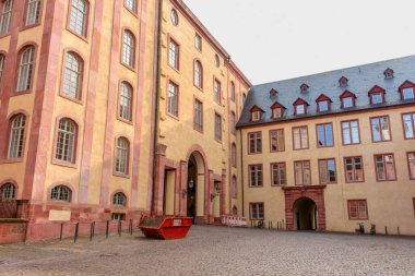 Darmstadt, Almanya - 5 Haziran 2025: Gündüz vakti Almanya 'nın Darmstadt kentinde renkli cepheli ve kaldırım taşı patikalı tarihi binaların yer aldığı büyüleyici avlu manzarası.