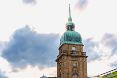 Darmstadt, Almanya - 5 Haziran 2025: Hessisches Landesmuseum Darmstadt 'ın kendine özgü kulesinin çarpıcı mimari detayları, karakteristik yeşil kubbesi ve dekoratif tasarımı.