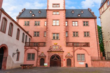 Darmstadt, Almanya - 5 Haziran 2025: Pembe cephesi, karmaşık dekoratif unsurları ve tarihi bir ortamda büyüleyici bir avlusu bulunan Residential Palace Darmstadt 'ın ön görüntüsü.