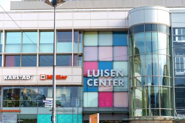 Darmstadt, Almanya - 5 Haziran 2025: Darmstadt 'taki Luisen Merkezi' nin canlı renkli cam paneller, parlak bir tasarım ve kentsel alışveriş unsurları içeren mimari görünümü, gündüz gözüyle çekildi.